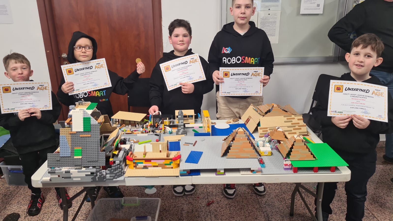 Membrii echipei Robosmart de la Club 801
